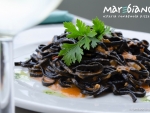 foto-tagliolino-al-nero-di-seppia-e-salmone-marebianco-2018-fili-logo-3-2050_1280