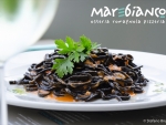 foto-tagliolino-al-nero-di-seppia-e-salmone-marebianco-2018-fili-logo-3-2049_1280
